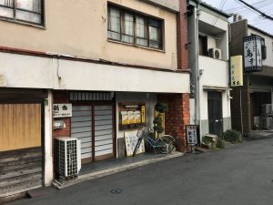 JR加古川駅南側に徒歩ちょっとの串かつの店 官九郎